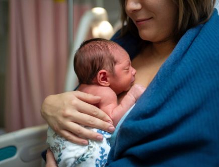 "Les bienfaits du peau à peau après la naissance : un lien unique pour maman et bébé"