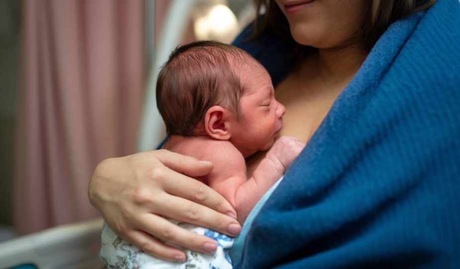 "Les bienfaits du peau à peau après la naissance : un lien unique pour maman et bébé"